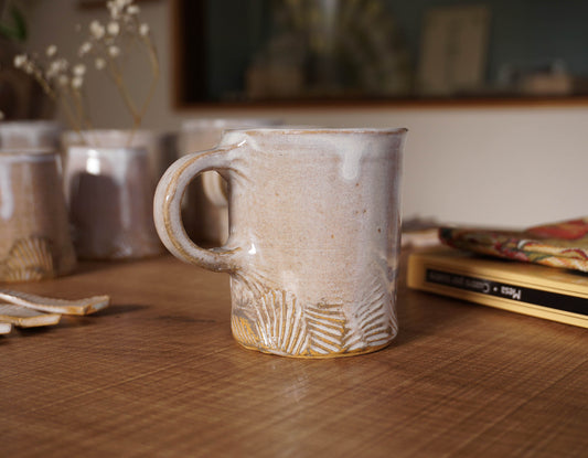 貝のマグカップ