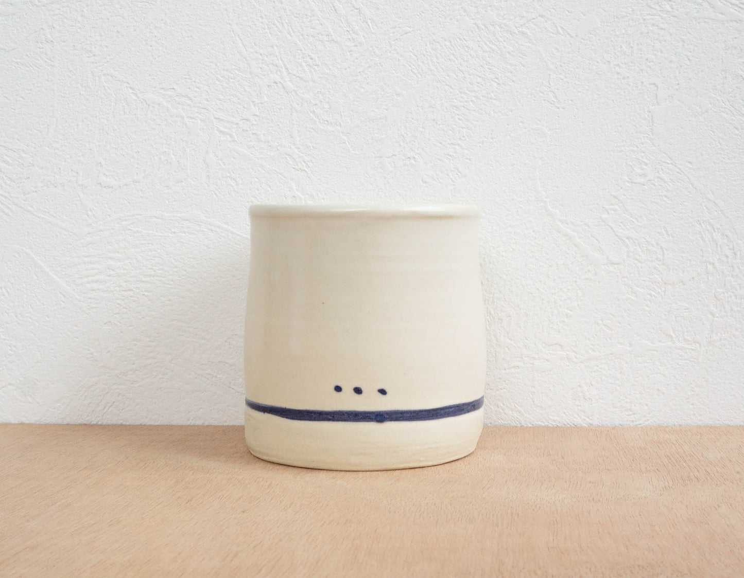 Vasija con líneas y puntos