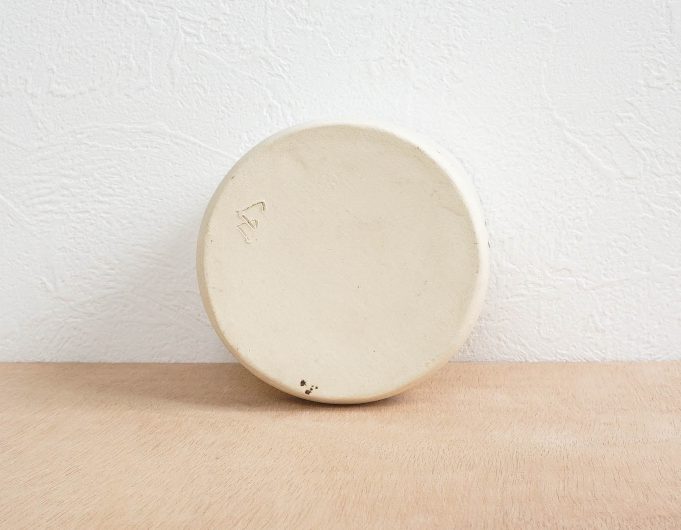 Vasija con líneas y puntos